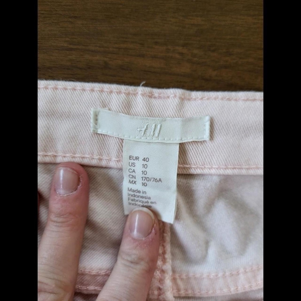 Pink shorts - Picture 3 of 4